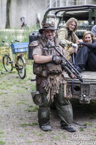 Eine Reporterin die sich von uns Fangen lassen wollte, vorne Gizmo mit dem Monsterhunter