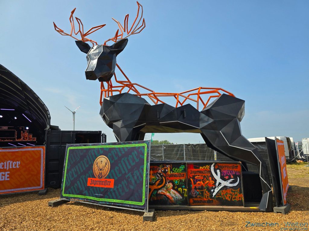 Große Jägermeister-Hirsch-Statue