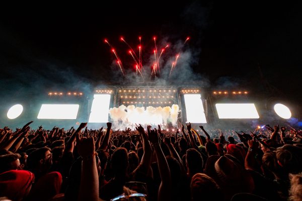Nova Rock 2025 Bühne bei Nacht mit jubelndem Publikum