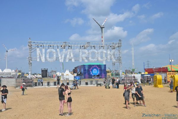 Besucher am Festival-Eingang mit großem Schriftzug "Nova Rock"
