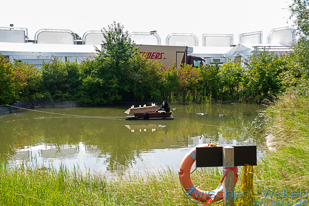 Totenkopfmann auf Teich, Festival und Nachhaltigkeit