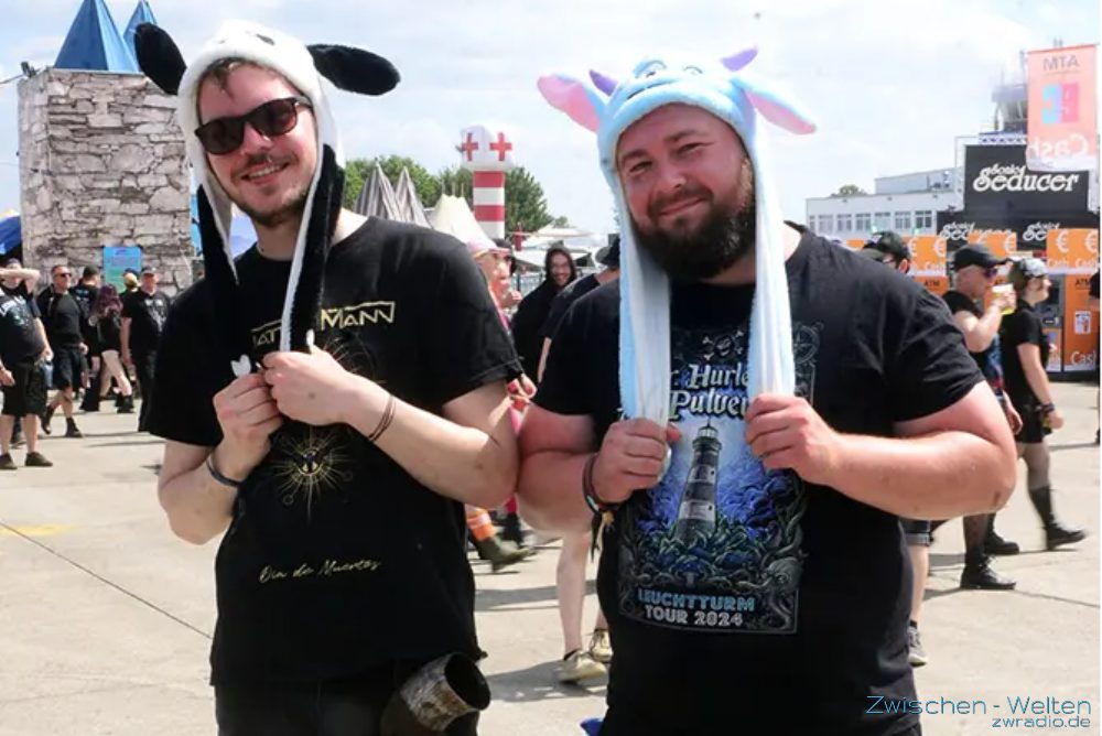 Besucher mit Merch-Shirts und Hüten