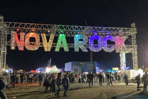 Mehr über den Artikel erfahren Nova Rock 2026 – Feuer, Flamme & Festivalfieber zwischen Windrädern